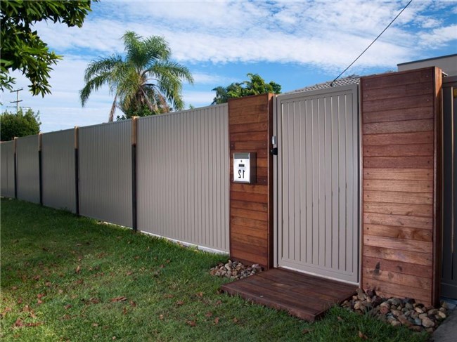 Chain-Link Fence Costs Vs. Pagar Privasi Kayu