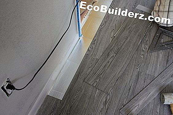 Konecto Vinyl Floor Planks vs. Tablones de pegamento