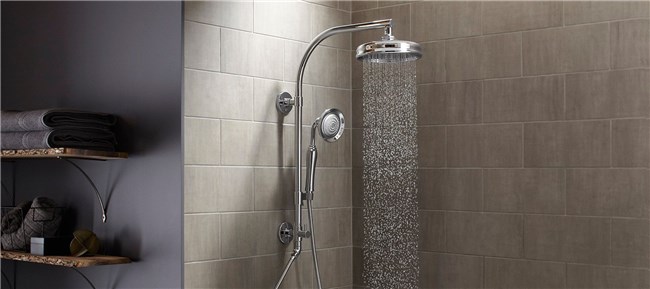 Een hand-held douche verbinden met een baduitloop