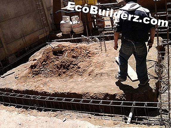 Cómo cavar alrededor de una casa de Fundación