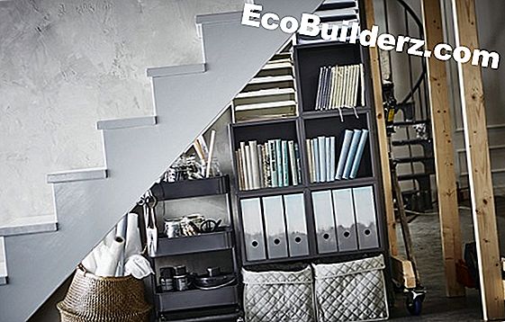 Debajo de las ideas de las estanterías del armario de las escaleras