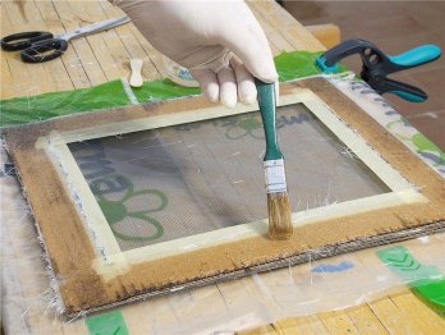 ¿Cómo elimino la cera de vela de una cómoda de madera?