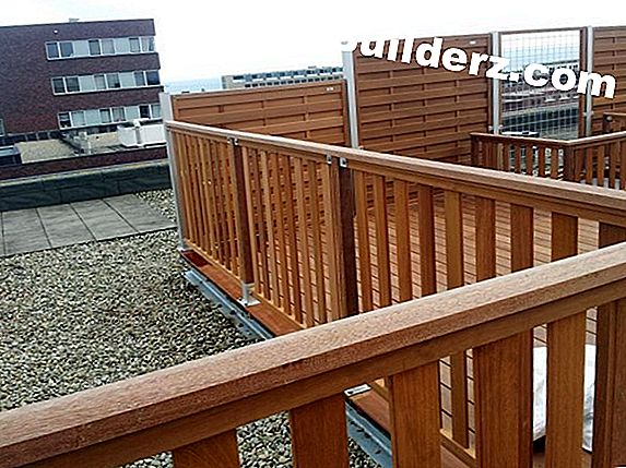 Hoe een houten hek te bouwen op de top van een stenen muur