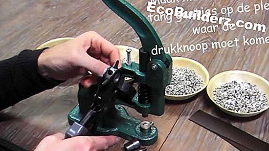 Hoe een luifel op een openluchtschommel te vervangen