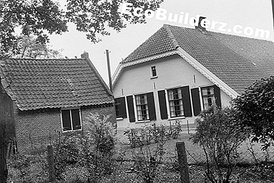 Hoe een poort op de oprijlaan van uw boerderij te installeren