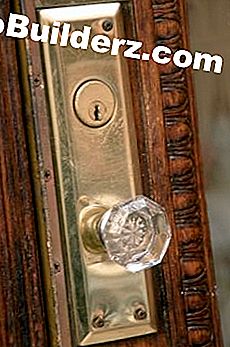 Hoe u oude deurknoppen en vergrendelingen kunt verwijderen