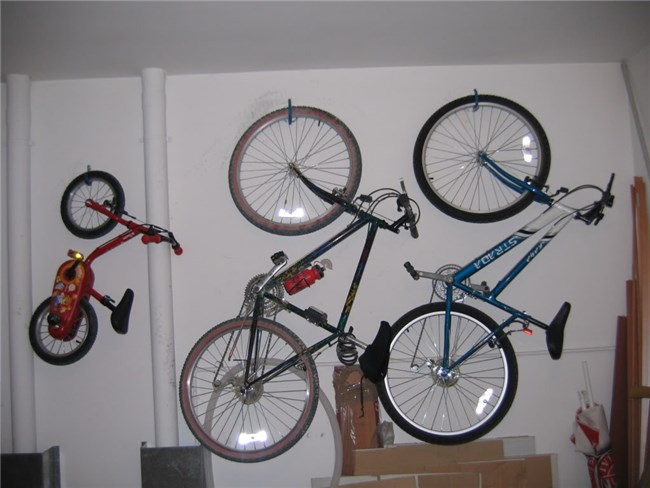 La mejor manera de colgar bicicletas en un garaje