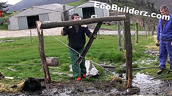 Cómo construir una cerca de alambre de púas en un arroyo