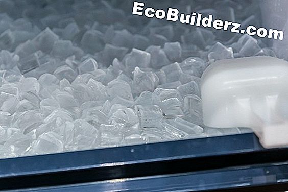 Plomería: El agua está goteando de la máquina de hacer hielo en el congelador