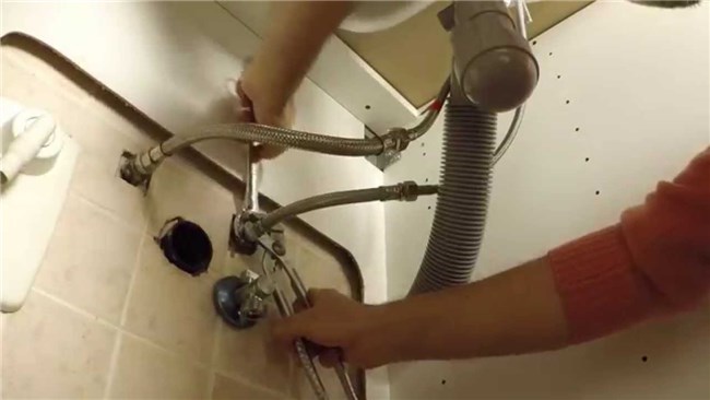 Piombatura: Come chiudere una valvola del WC bloccata