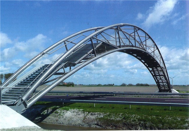 Timmerwerk: Een gebogen voetgangersbrug bouwen met palen en rails