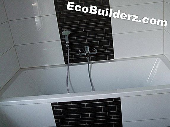 Loodgieterswerk: Hoe een badkuip te installeren in een badkamer op de bovenverdieping